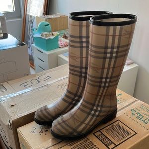 Burberry women’s rain boots: size 5 (38 euro)